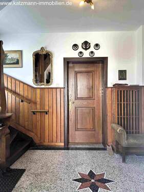 Flur im EG mit Tür zum Büro/Wohnbereich - 