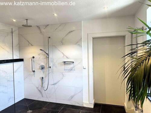Badezimmer mit großer ebenerdiger Dusche - 