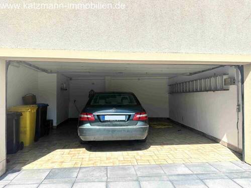 Große Garage (inkl. Strom, Wasser, elektr. Sektionaltor) - 1 Zimmer Mehrfamilienhaus, Wohnhaus in Nettersheim