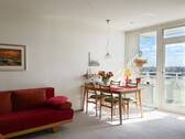 Wohnzimmer mit Balkonzugang - Helle 3-Zimmer-Penthouse-Wohnung über den Dächern Hamburgs