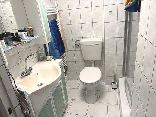 Bad mit Dusche - 