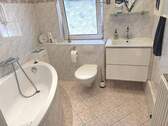 Bad mit Wanne im OG - 