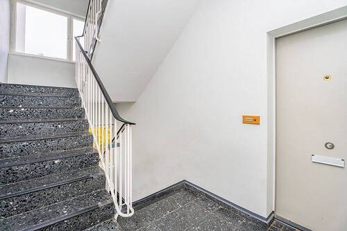 Treppenhaus - 2 Zimmer Etagenwohnung zum Kaufen in Berlin