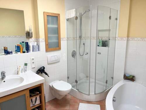 Tageslichtbad mit Dusche und Badewanne! - 