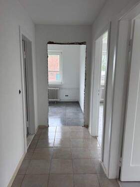 Flur mit Blick durch die Wohnung - 