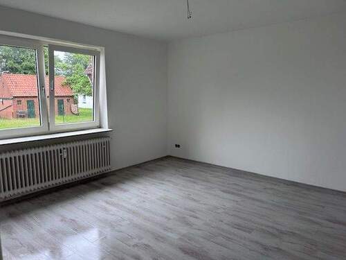 Wohnzimmer mit großen Fenstern - Etagenwohnung mit 62,10 m&sup2; in Hamburg zur Miete