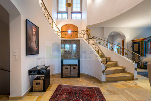 Empfangshalle mit imposanter Treppe - 