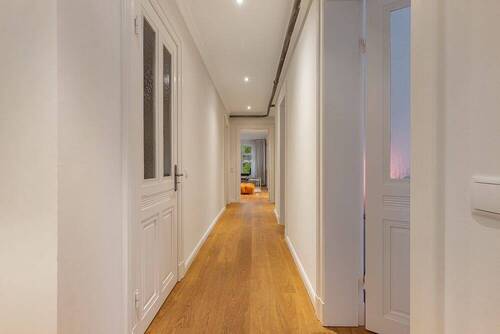 Flur mit Blick zum Wohnzimmer - 