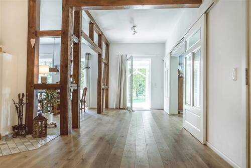 offener Wohnbereich mit Ausgang zum Garten - 