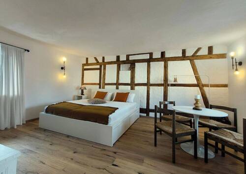 Wohn/Schlafzimmer OG - Gemütliches, neu saniertes Haus im Taunus - sofort bezugsfertig