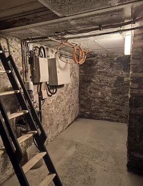 Keller mit Metall-Leiter - 