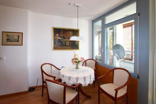 Wohnzimmer mit Loggia - Etagenwohnung mit 76,00 m² in Dresden zum Kaufen