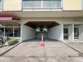 Tiefgarageneinfahrt des Mehrfamilienhauses in Unterschleißheim - Garage, Stellplatz zum Kaufen in Unterschleißheim