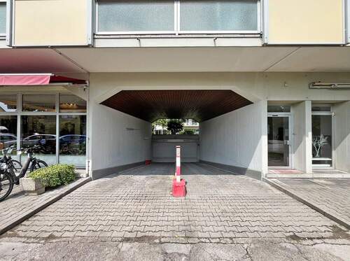Tiefgarageneinfahrt des Mehrfamilienhauses in Unterschleißheim - Garage, Stellplatz zum Kaufen in Unterschleißheim