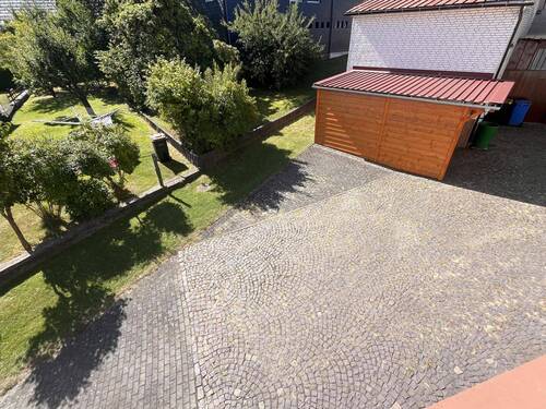 Hoffläche - 4 Zimmer Doppelhaushälfte in Breitscheid