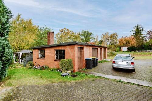 Nebengebäude mit Garage - 6 Zimmer Doppelhaushälfte in Dahlenburg