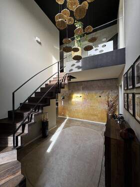 Eingang - Diele mit Galerie - 6 Zimmer Einfamilienhaus zum Kaufen in Hentern