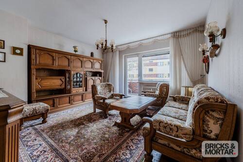 Wohnbereich mit Zugang zur Loggia - 3 Zimmer Etagenwohnung zum Kaufen in Berlin