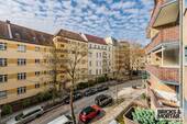 Ausblick von der sonnigen Loggia - Etagenwohnung mit 78,40 m&sup2; in Berlin zum Kaufen