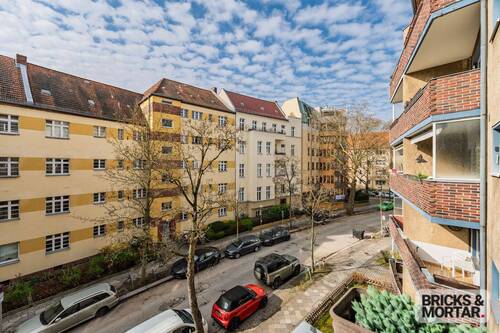 Ausblick von der sonnigen Loggia - Etagenwohnung mit 78,40 m&sup2; in Berlin zum Kaufen
