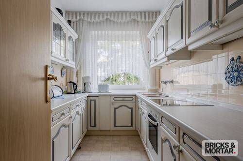 Helle, zeitlose Küche mit Geräten - 