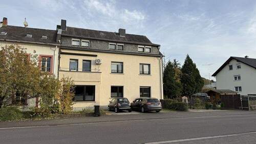Strassenansicht - KONZ - nahe Trier - Solide 4-Zimmer-Eigentumswohnung mit Balkon, Garage und eigenem Garten
