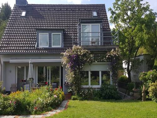 Hausansicht vom Garten – Eingebettet in ein grünes Paradies - 5 Zimmer Einfamilienhaus zum Kaufen in Haan