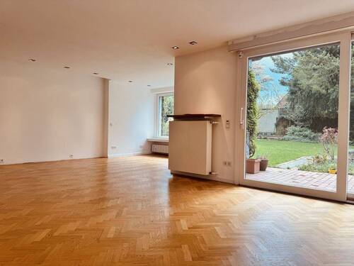 Wohnzimmer mit großer Fensterfront - 