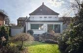 Sonniger Garten mit Blick auf den Anbau - 7 Zimmer Mehrfamilienhaus, Wohnhaus zum Kaufen in Gütersloh