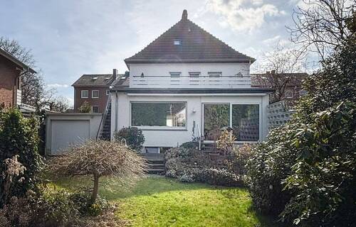 Sonniger Garten mit Blick auf den Anbau - 7 Zimmer Mehrfamilienhaus, Wohnhaus zum Kaufen in Gütersloh