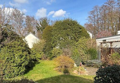 Großzügiger Garten mit geschütztem Sitzbereich - 