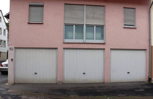 Nebengebäude mit Garagen - 