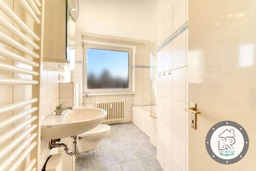 Tageslichtbad mit Badewanne - 