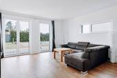 Heller Wohnbereich mit direktem Zugang zur Terrasse - 