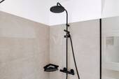 Stilvolle Regendusche mit eleganter Schwarzarmatur - 