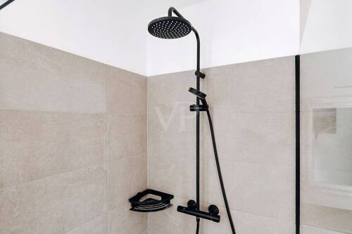 Stilvolle Regendusche mit eleganter Schwarzarmatur - 