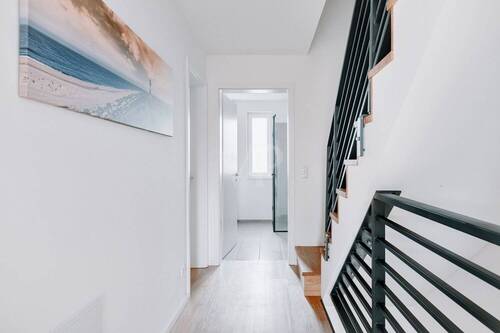 Flur im Obergeschoss mit direktem Blick auf das Badezimmer - 