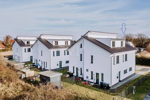 Moderne Doppelhaushälfte mit energieeffizienter Bauweise - 