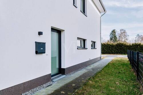 Hauseingang - 5 Zimmer Doppelhaushälfte in Echem