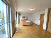 Elternzimmer mit 2x Zugang zum Balkon - 