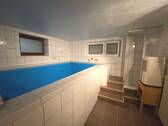 Kellerraum mit Pool und Dusche - 