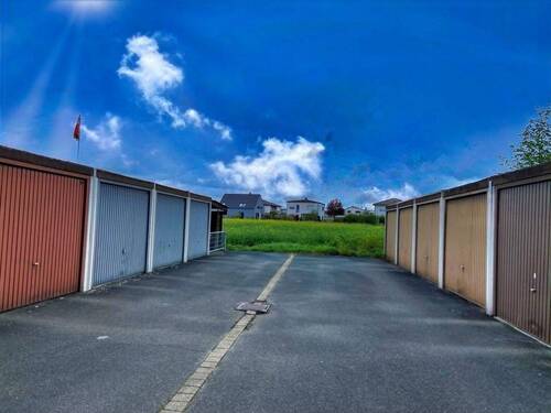 Nahegelegener Garagenhof - 