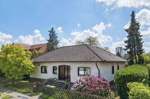 Straßenansicht - 4 Zimmer Bungalow zum Kaufen in Berlin