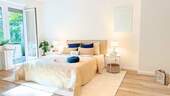 Schlafzimmer - Exklusive 2-Zimmer-Wohnung am idyllischen Eilbekkanal - stilvoll kernsaniert & sofort bezugsfertig