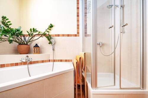 Obergeschoss Dusche und Wanne - 