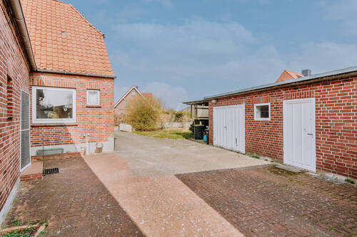 Hofbereich mit Nebeneingang auf beiden Seiten, angrenzend das Nebengebäude mit Garagen. - 