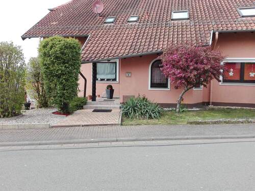 Außenansicht - Großzügige EG-Wohnung in gepflegtem 3-Familienhaus inkl. Garage