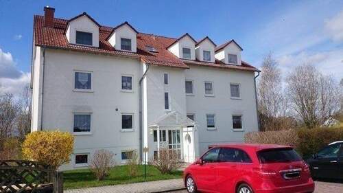 Hausansicht - nahe Radeberg -- schöne und großzügige 2-Raum-Wohnung im Dachgeschoss mit Balkon -- hell, freundlich und ruhige Lage - PKW-Stellplatz