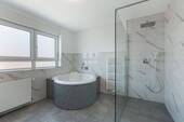 Badezimmer mit Whirlpool 1. OG - 