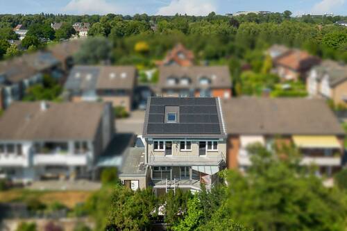 Ansicht Haus hinten - Einfamilienhaus mit 342,70 m&sup2; in Düsseldorf zum Kaufen